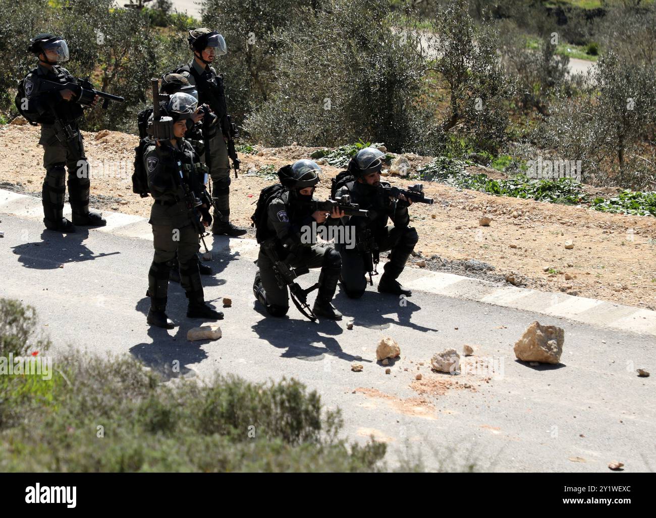 Nablus, Palästina. 28. Februar 2020. Palästinensische Demonstranten werden bei Zusammenstößen mit israelischen Truppen in Dschabal Al-Arma in der Nähe der Stadt Beita im Süden von Nablus verletzt. Palästinenser hatten sich am Berg Dschabal al-Arma versammelt, um israelische Siedler daran zu hindern, einen israelischen Siedlungsvorposten an diesem Ort zu errichten. Obwohl Präsident Trumps Plan im Mittleren Osten israelische Siedlungen im Westjordanland unterstützt, werden sie nach internationalem Recht als illegal angesehen Stockfoto