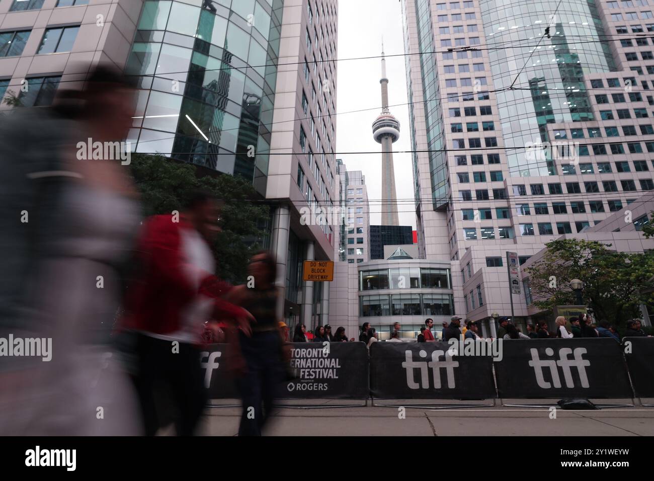 Toronto, Kanada. September 2024. Am 7. September 2024 laufen die Leute an einem TIFF-Poster des Toronto International Film Festival in Toronto, Kanada vorbei. Das jährliche Filmfestival findet vom 05. September 2024 bis 15. September 2024 in Toronto statt. Kanada. (Foto: Arrush Chopra/NurPhoto) Credit: NurPhoto SRL/Alamy Live News Stockfoto