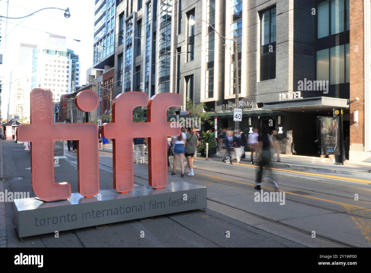 Toronto, Kanada. September 2024. Am 7. September 2024 laufen die Leute an einem TIFF-Poster des Toronto International Film Festival in Toronto, Kanada vorbei. Das jährliche Filmfestival findet vom 05. September 2024 bis 15. September 2024 in Toronto statt. Kanada. (Foto: Arrush Chopra/NurPhoto) Credit: NurPhoto SRL/Alamy Live News Stockfoto