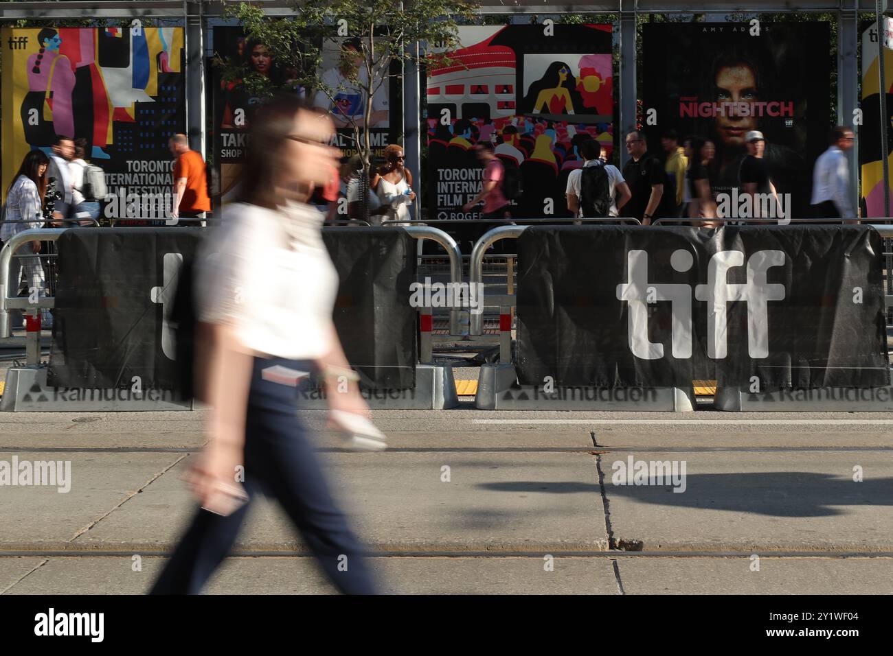 Toronto, Kanada. September 2024. Am 7. September 2024 laufen die Leute an einem TIFF-Poster des Toronto International Film Festival in Toronto, Kanada vorbei. Das jährliche Filmfestival findet vom 05. September 2024 bis 15. September 2024 in Toronto statt. Kanada. (Foto: Arrush Chopra/NurPhoto) Credit: NurPhoto SRL/Alamy Live News Stockfoto