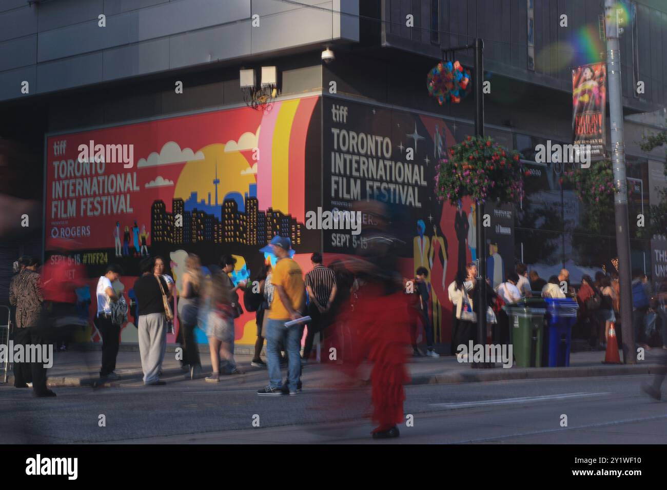 Toronto, Kanada. September 2024. Am 7. September 2024 laufen die Leute an einem TIFF-Poster des Toronto International Film Festival in Toronto, Kanada vorbei. Das jährliche Filmfestival findet vom 05. September 2024 bis 15. September 2024 in Toronto statt. Kanada. (Foto: Arrush Chopra/NurPhoto) Credit: NurPhoto SRL/Alamy Live News Stockfoto