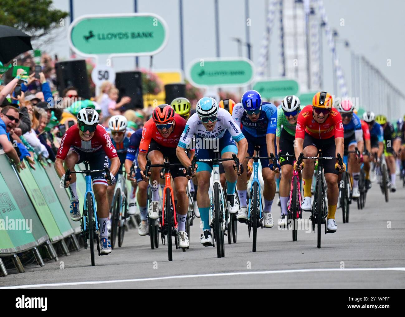 Felixstowe, Großbritannien. September 2024. Matevz Govekar (Bahrain - siegreich) nimmt die 6. Etappe vor Rasmus Søjberg Pedersen (UNO-X Pro Cycling Team) und Ben Swift (INEOS Grenadiers) in Stage 6 auf Lowestoft > Felixstowe, Tour of Britain, 8. September 2024, Credit:Pete Goding Credit: Peter Goding/Alamy Live News Stockfoto