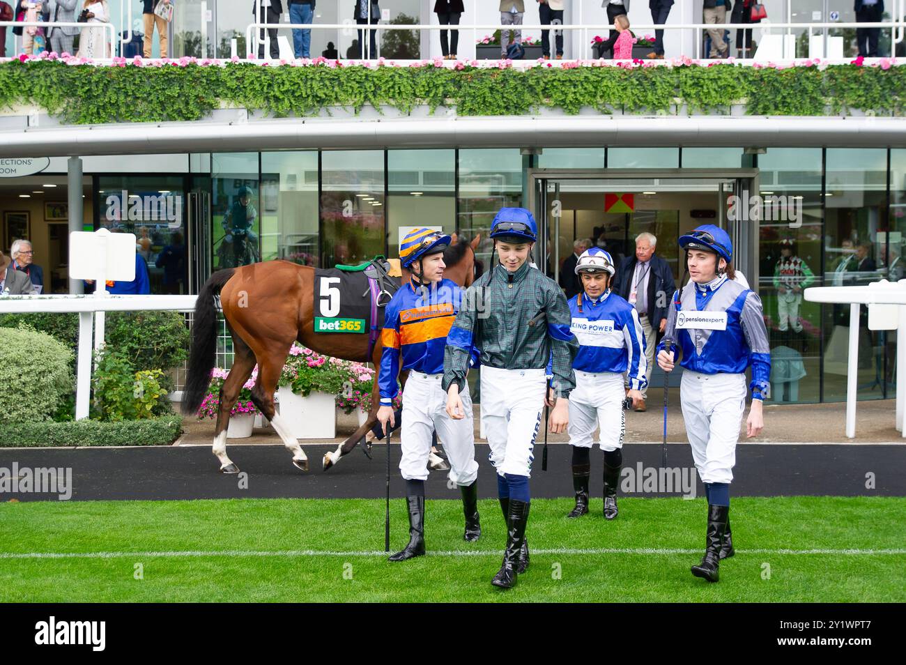 Ascot, Großbritannien. September 2024. Jockeys Richard Kingscote, Billy Loughnane, Silvestre de Sousa und Callum Shepherd (L-R), bevor sie am zweiten Tag des Big Food and Drink Festivals auf der Ascot Racecourse in Berkshire in den bet365 Handicap Stakes (Klasse 2) antraten. Quelle: Maureen McLean/Alamy Live News Stockfoto