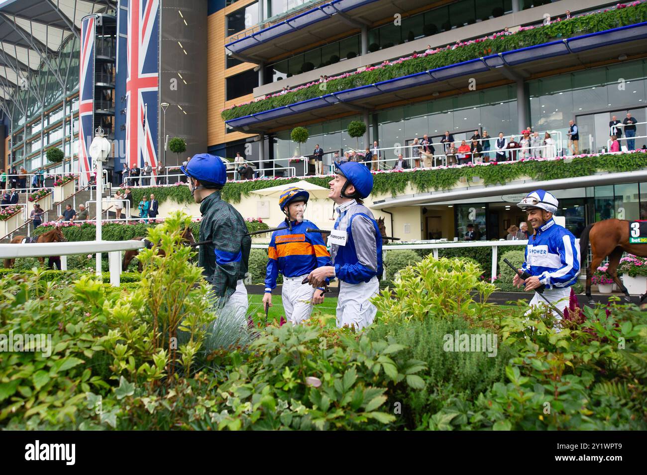 Ascot, Großbritannien. September 2024. Jockeys Billy Loughnane, Richard Kingscote, Billy Loughnane, Callum Shepherd und Silvestre de Sousa (L-R) im Parade Ring, bevor sie am zweiten Tag des Big Food and Drink Festivals auf der Ascot Racecourse in Berkshire in den bet365 Handicap Stakes (Klasse 2) antraten. Quelle: Maureen McLean/Alamy Live News Stockfoto