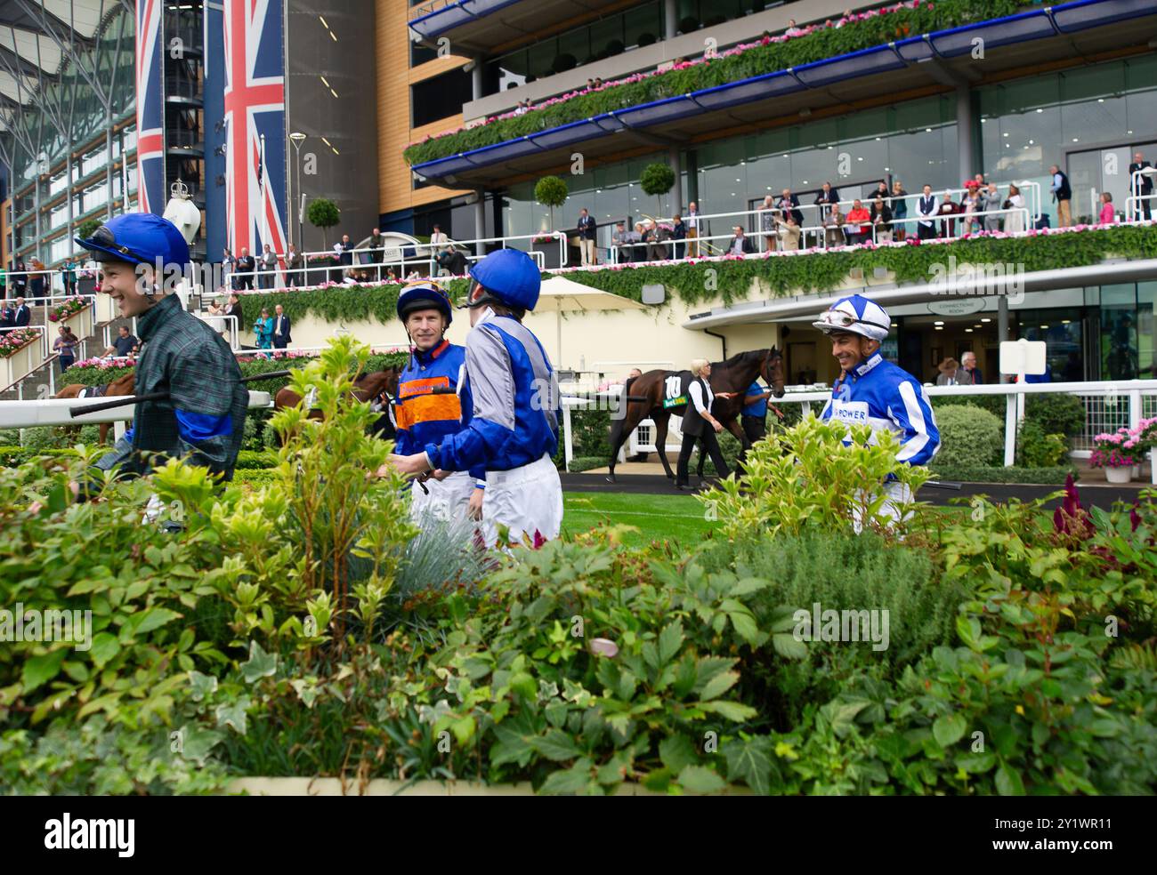 Ascot, Großbritannien. September 2024. Jockeys Billy Loughnane, Richard Kingscote, Billy Loughnane, Callum Shepherd und Silvestre de Sousa (L-R) im Parade Ring, bevor sie am zweiten Tag des Big Food and Drink Festivals auf der Ascot Racecourse in Berkshire in den bet365 Handicap Stakes (Klasse 2) antraten. Quelle: Maureen McLean/Alamy Live News Stockfoto
