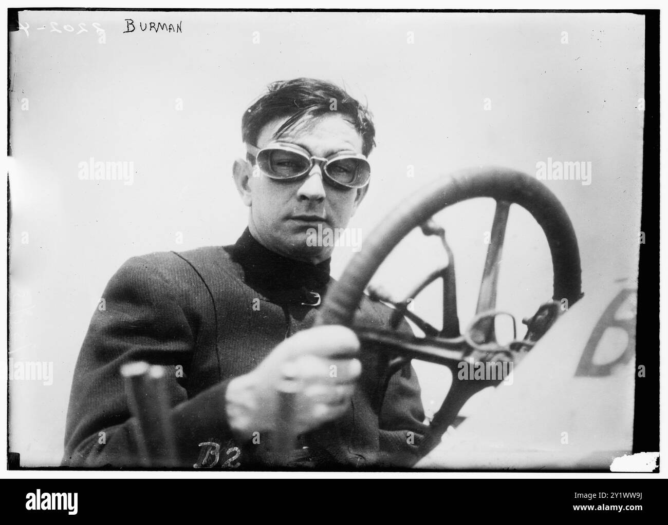 Porträt des Rennfahrers Bob Burman, in einem Oldtimer, ca. 1910–1915, Automobil, einem amerikanischen Rennfahrer. Er war ein Pionier mit offenem Rad. Stockfoto