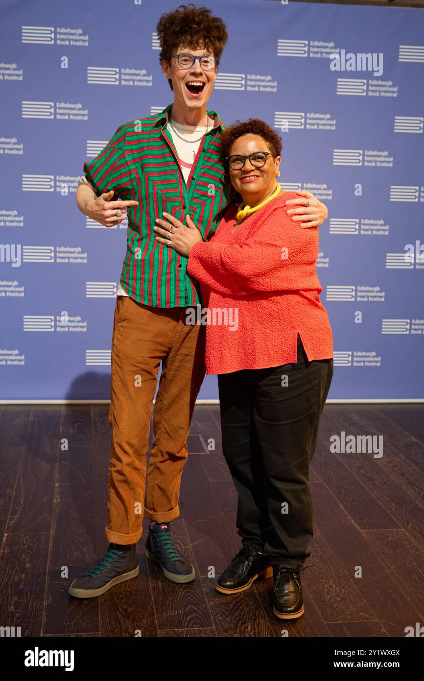 Edinburgh, Vereinigtes Königreich. August 2024. Micheal Pedersen, Edinburghs Makar 2024, und Jackie Kay, ehemaliger Makar für Schottland, haben sich mit den Fotografen beim Edinburgh International Book Festival im Old Edinburgh Infirmary zusammengetan, das heute als Edinburghs Futures Institute umfunktioniert wird. Stockfoto