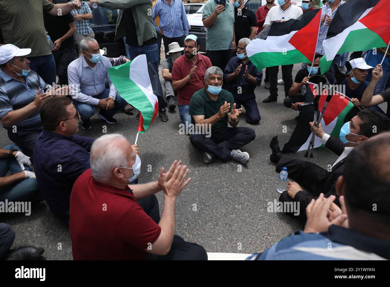 Gaza, Palästina. 19. Juni 2020. Eine Kundgebung und ein Sit-in finden in Haris im Gouvernement Salfit statt, um sich den Plänen der israelischen Regierung zu widersetzen, Teile des westjordanlands anzunektieren. Gebiete im Gouvernement Salfit sind für die Annexion vorgesehen, die voraussichtlich die israelischen Siedlungen im Westjordanland und im Jordantal umfassen wird und bis zum 1. Juli beginnen wird. Eine Gruppe traditioneller Juden der antizionistischen Organisation Naturei Karta nahm an der Kundgebung Teil, die die israelische Annexion palästinensischer Gebiete verurteilte und die Rechte der Palästinenser auf ihr Land unterstützte Stockfoto