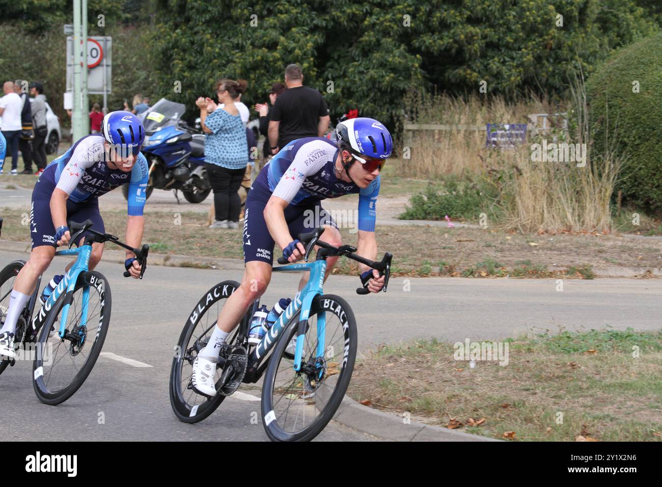 Trimley St. Martin, Großbritannien. September 2024. Die Tour of Britain endet heute mit der 6. Etappe in East Suffolk, die in Lowestoft beginnt und in Felixstowe endet. Die Fahrer fahren durch Trimley St. Martin. Nick Schultz vom Team Israel-Premier Tech führt das Rennen auf dem Weg zum Ziel an. Quelle: Eastern Views/Alamy Live News Stockfoto