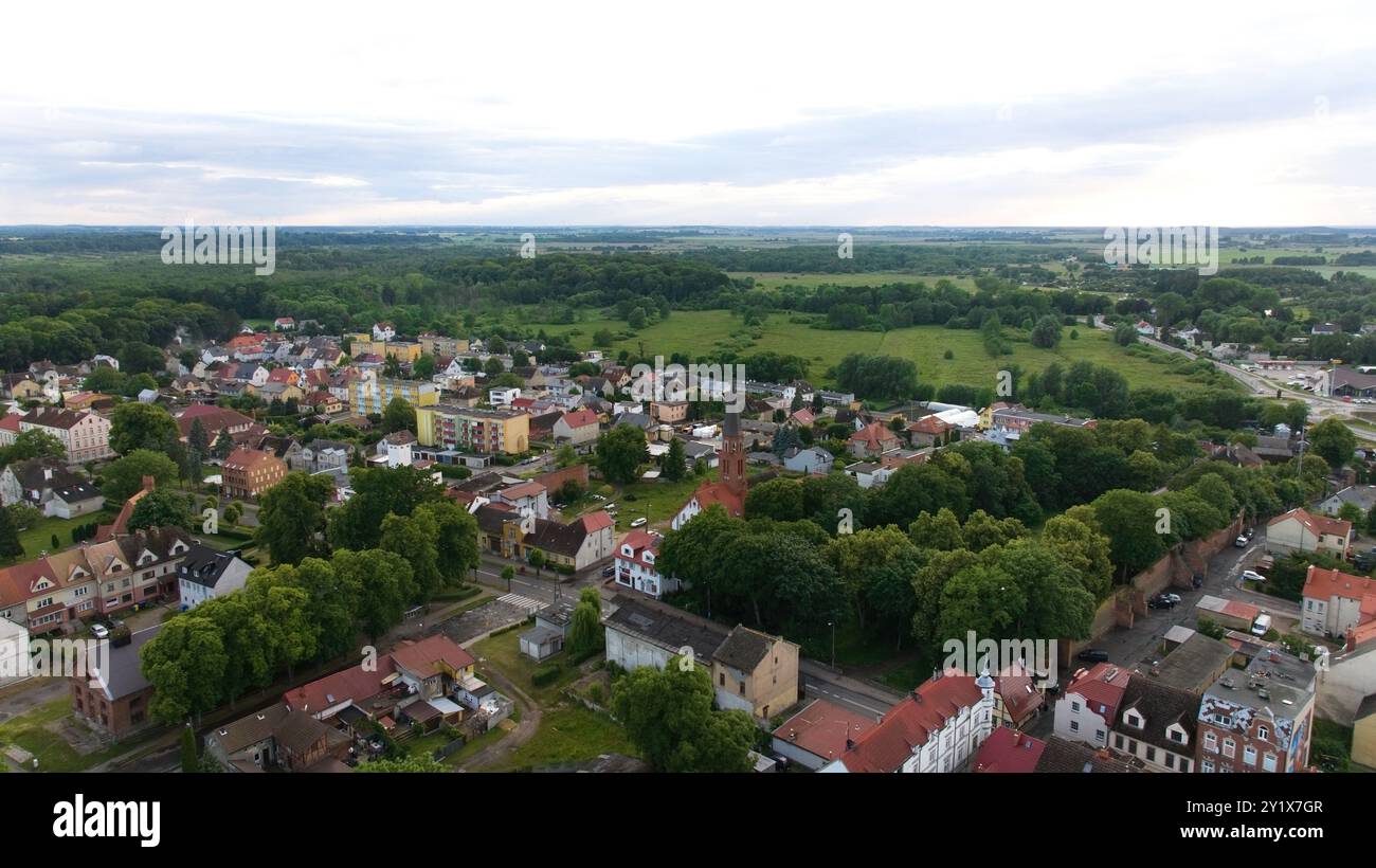 Im Stadtzentrum von Trzebiatów befindet sich eine mittelalterliche gotische Backsteinkirche mit dem dritthöchsten Turm Polens. Die malerische Architektur spiegelt das To wider Stockfoto