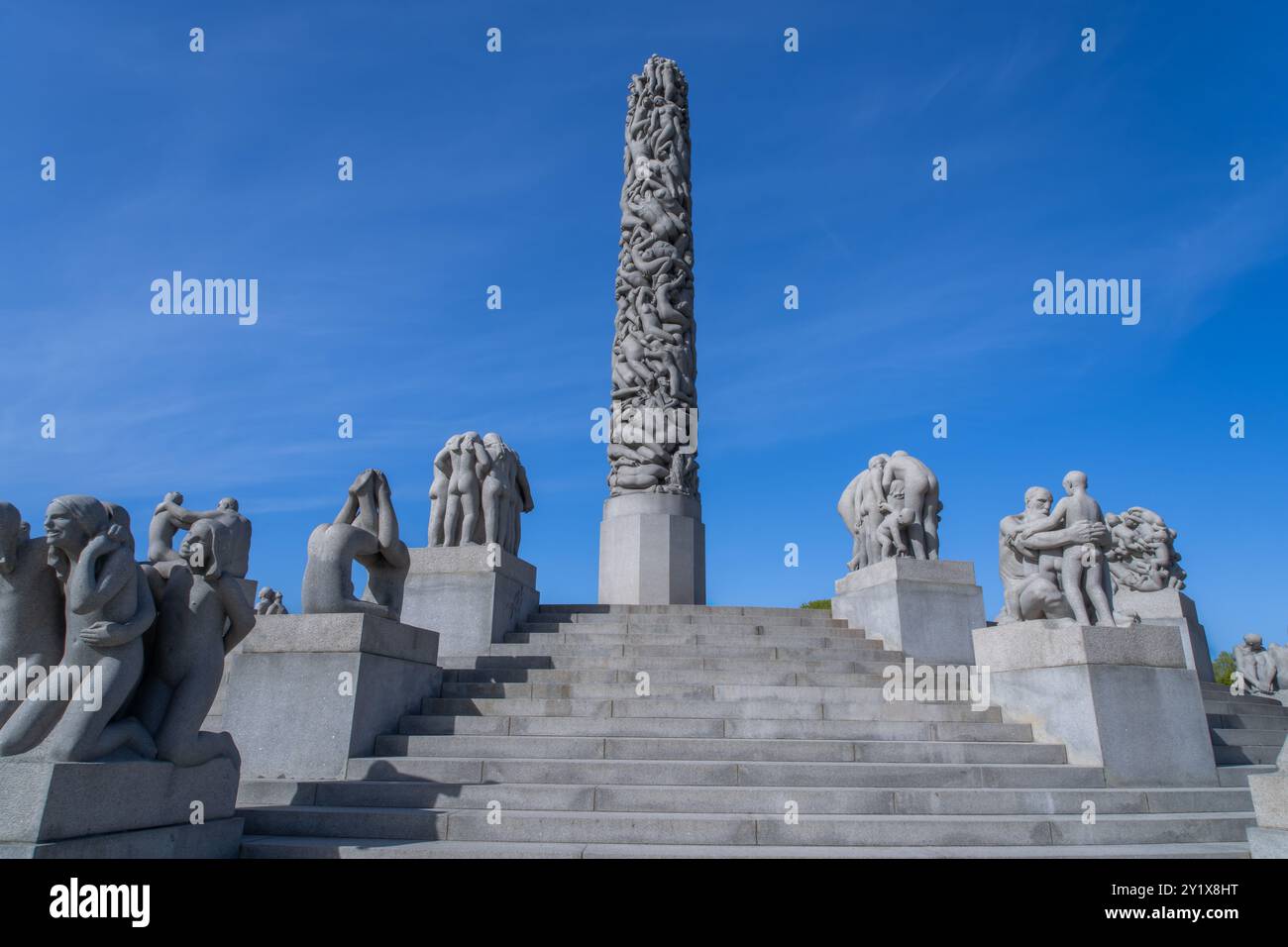 Oslo, Norwegen - 3. Mai 2024: Der berühmte Vigeland Skulpturenpark zeigt über 200 Skulpturen von Gustav Vigeland, die den gesamten menschlichen Lebenszyklus darstellen. Stockfoto