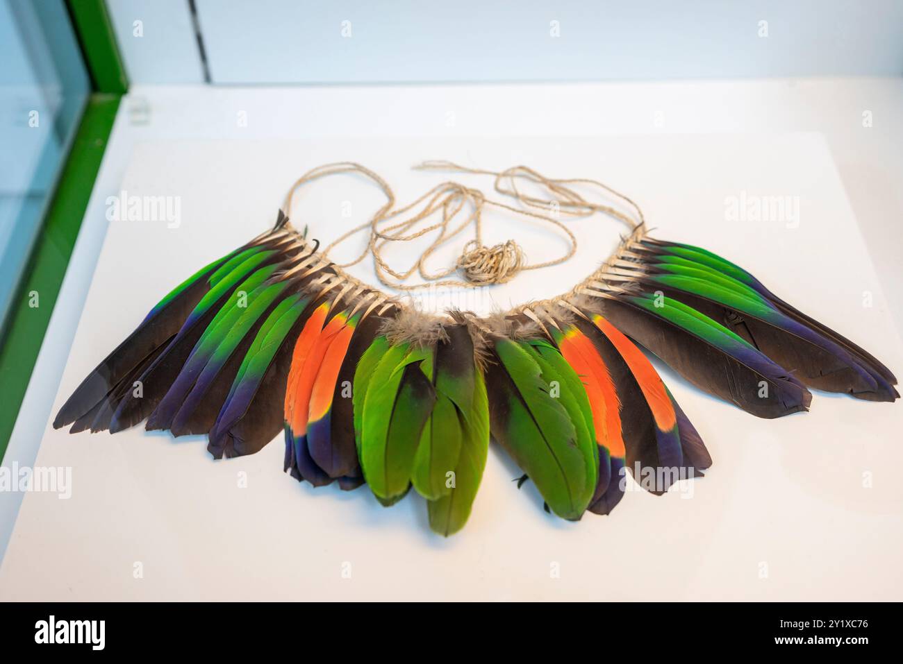 Halskette, Amazonas, Brasilien, Ton, natürliche Pigmente und Harz, 1950-2000, Federn und Baumwolle, Nationalmuseum für Anthropologie, Madrid, Spanien. Stockfoto