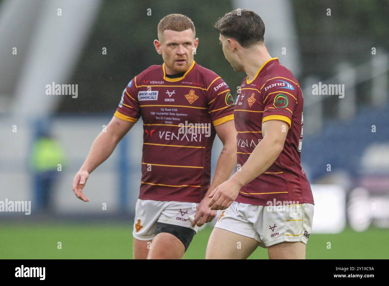 Huddersfield, Großbritannien. September 2024. Olly Russell von Huddersfield Giants spricht mit Aidan McGowan von Huddersfield Giants während des Spiels Huddersfield Giants gegen London Broncos im John Smith's Stadium, Huddersfield, Vereinigtes Königreich, am 8. September 2024 (Foto: Alfie Cosgrove/News Images) in Huddersfield, Vereinigtes Königreich am 9. September 2024. (Foto: Alfie Cosgrove/News Images/SIPA USA) Credit: SIPA USA/Alamy Live News Stockfoto