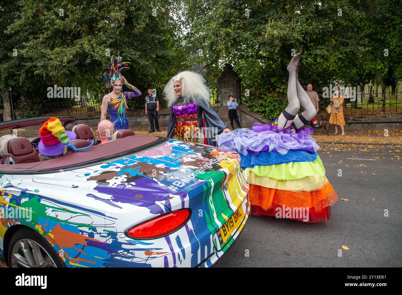 Menschen, die den mehrfarbigen Sandbach-Stolz-marsch und das Festival in der Marktstadt Sandbach, England, genießen Stockfoto