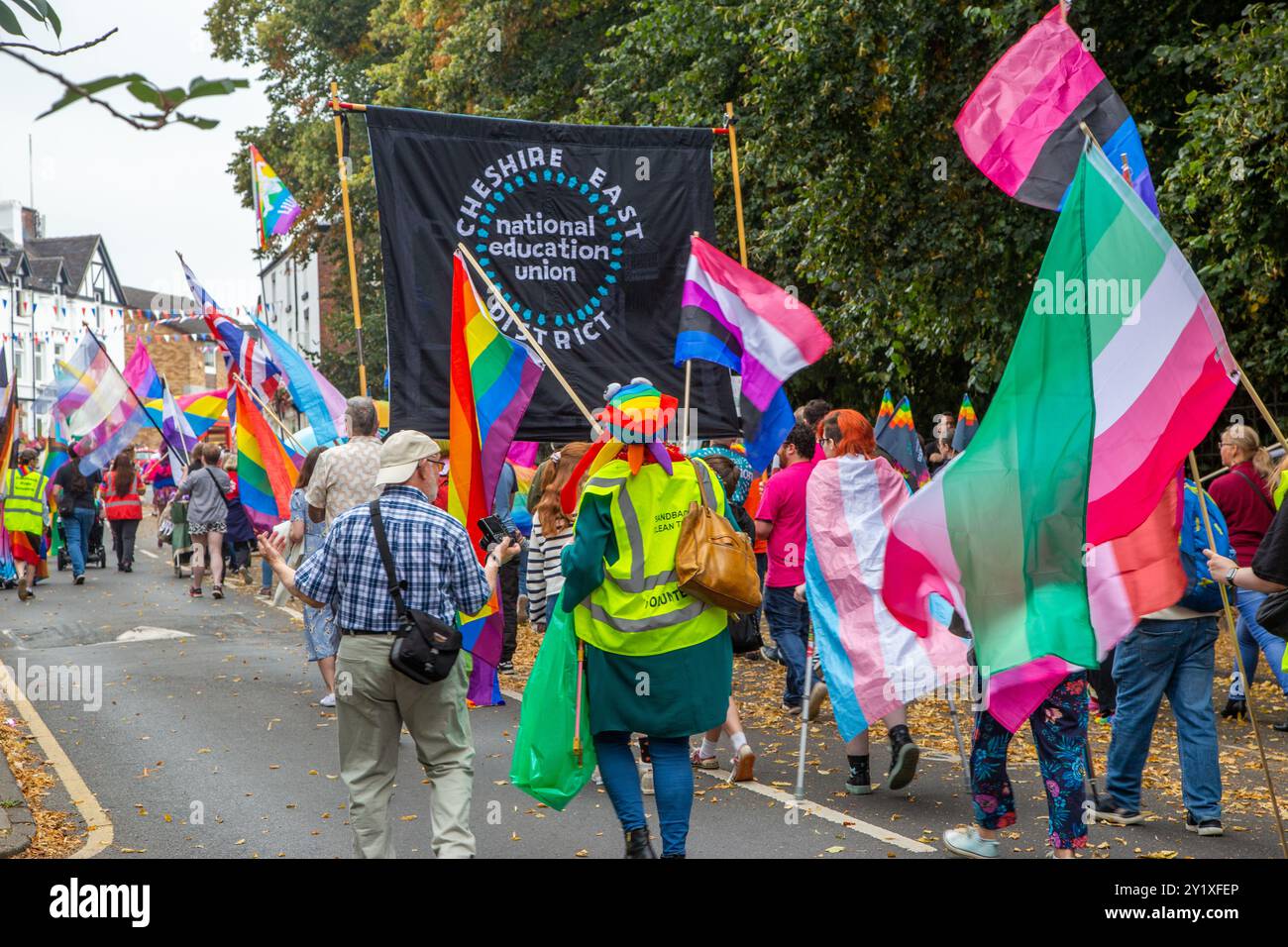 Menschen, die den mehrfarbigen Sandbach-Stolz-marsch und das Festival in der Marktstadt Sandbach, England, genießen Stockfoto