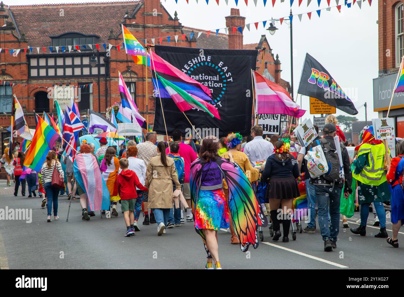 Menschen, die den mehrfarbigen Sandbach-Stolz-marsch und das Festival in der Marktstadt Sandbach, England, genießen Stockfoto