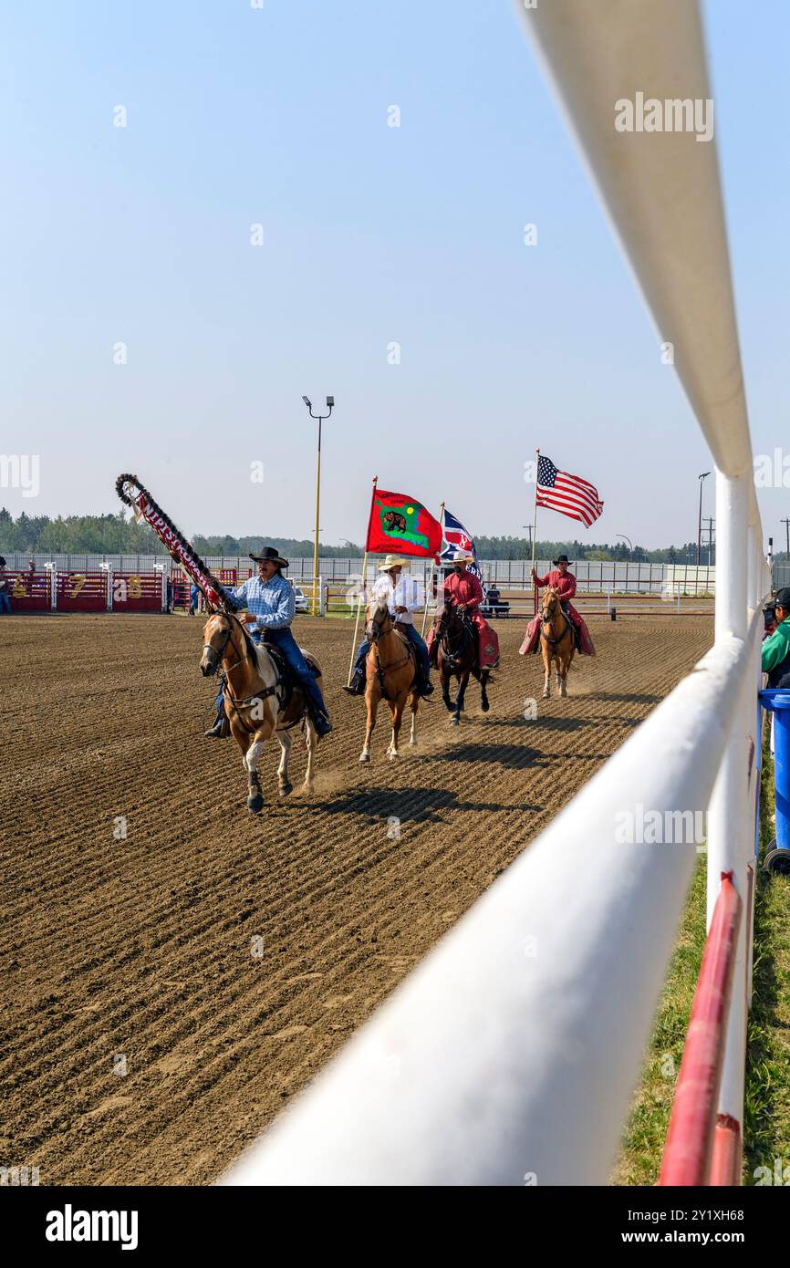 Einheimische Cowboys beim Indian Rodeo, Panee-Agriplex Facility Eröffnungszeremonien. Maskwacis (Hobbema) Alberta Kanada Stockfoto