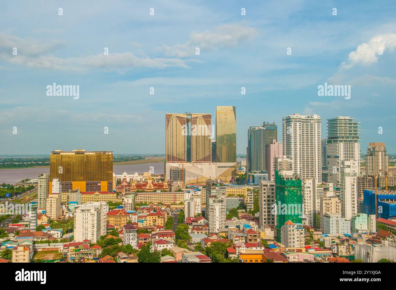 Stadtbild von Phnom Penh. Wolkenkratzer in der Innenstadt während der Regenzeit. Phnom Penh, Kambodscha. September 2024. © Kraig Lieb Stockfoto