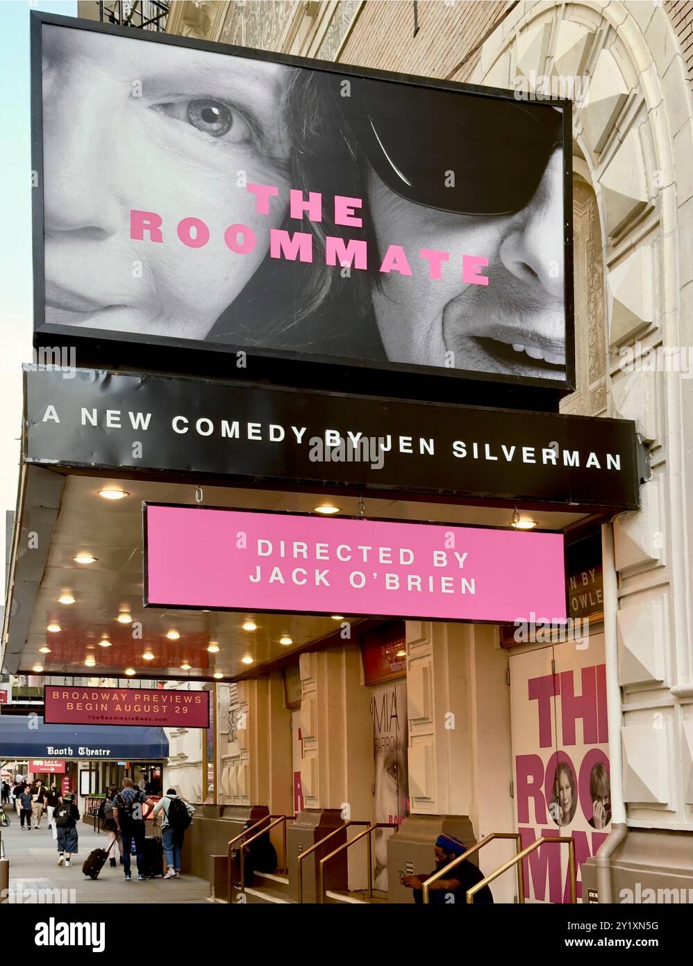 Das Mitbewohner-Comedy-Zeichen im Booth Theatre am Broadway in Manhattan NYC Stockfoto