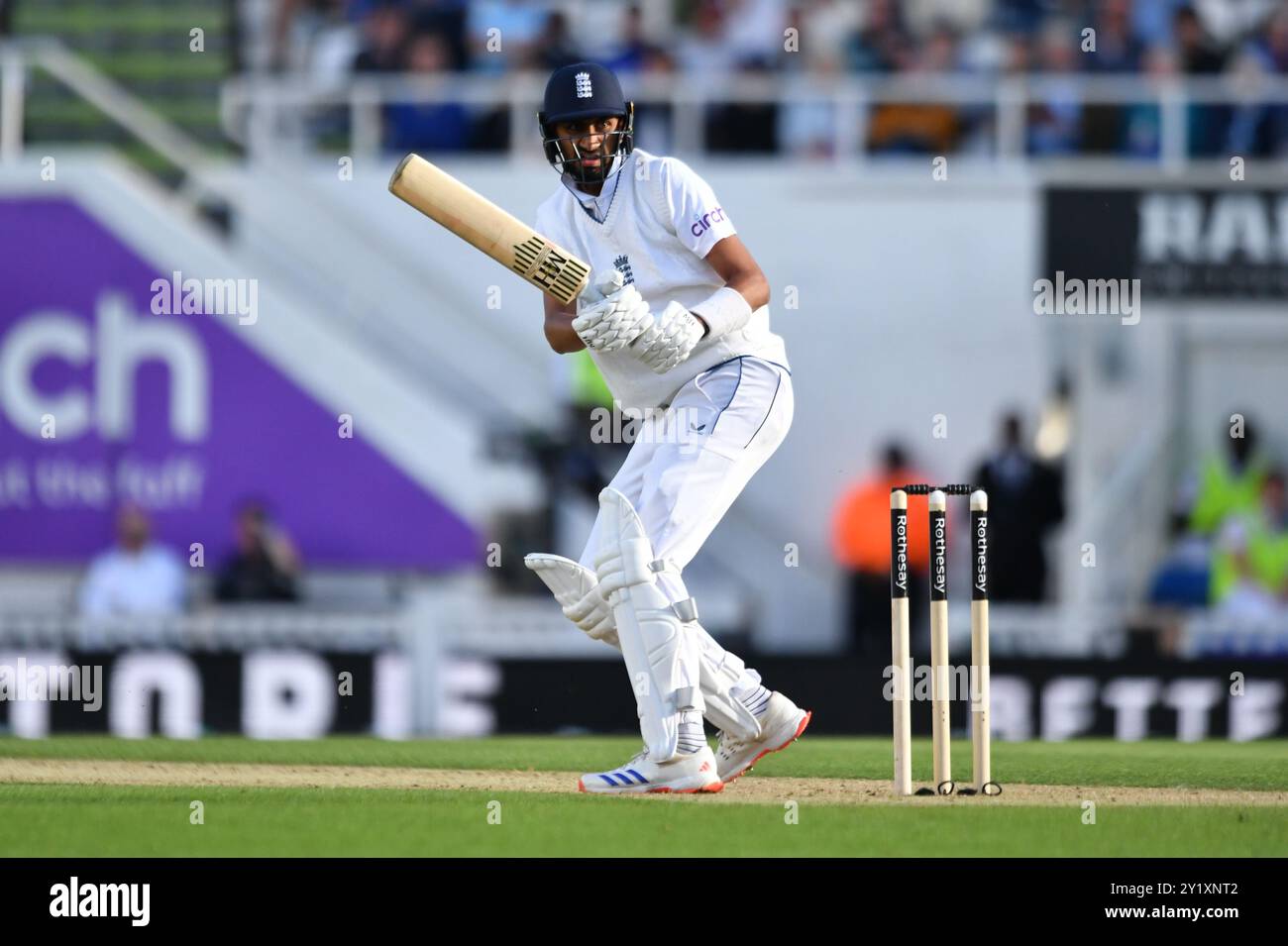 London, England. September 2024. Shoaib Bashir schlägt am dritten Tag des Rothesay Third Men’s Test zwischen England und Sri Lanka im Kia Oval in London. Kyle Andrews/Alamy Live News. Stockfoto