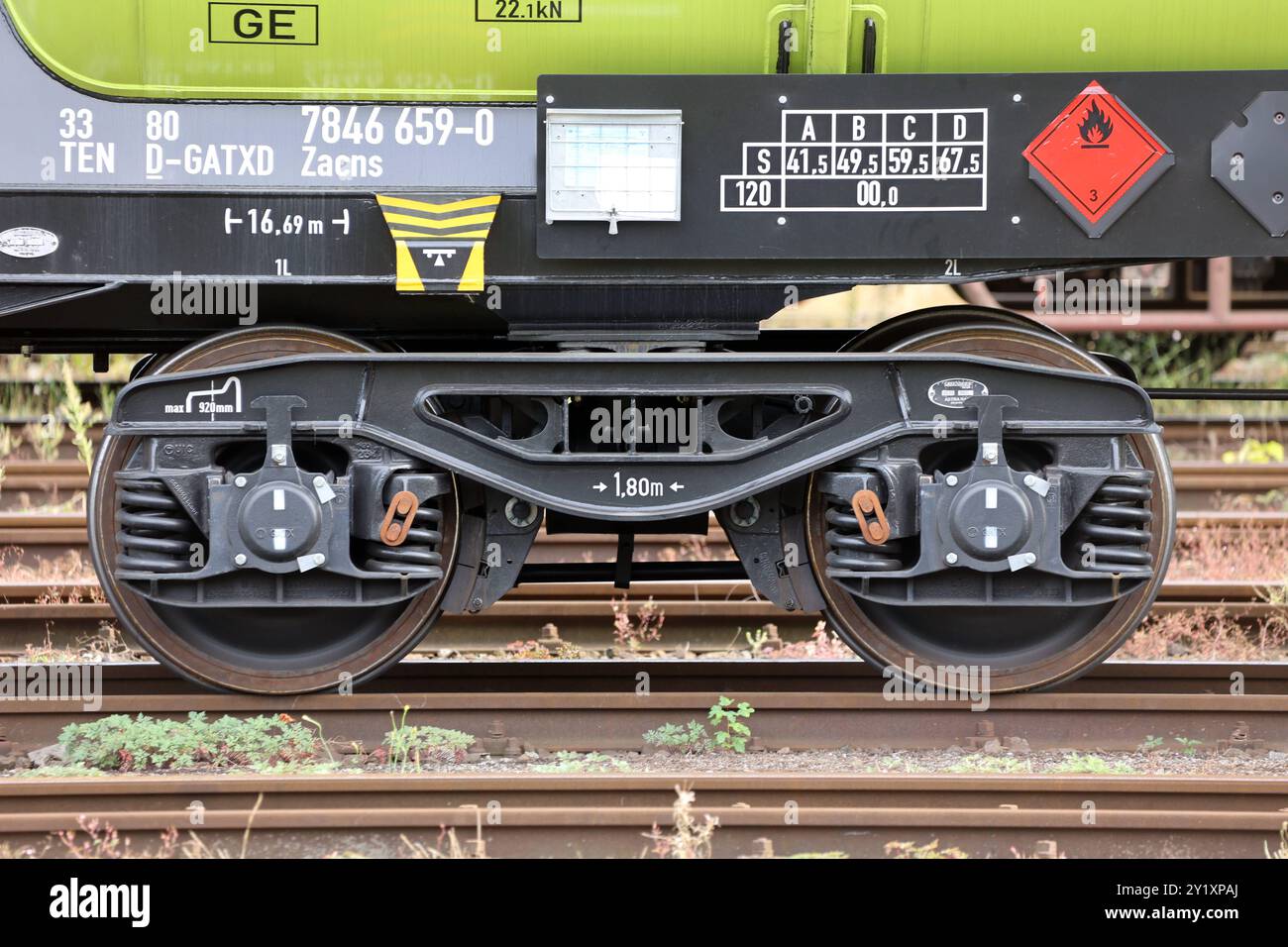 Räder und Drehgestell abgestellte Güterwagen mit den Drehgestell eines Kesselwagens auf dem Rangierbahnhof im Hagener Ortsteil Vorhalle,der mit seinen großen Gleisanlagen ist für die Infrastruktur der Region von überregionaler Bedeutung ist. Man sieht die Waggons, Gleise und Lokomotiven. Es gibt elf Einfahrgleise, zwei Berggleise und 40 Richtungsgleise. Hagen Nordrhein-Westfalen Deutschland Vorhalle *** Räder und Drehgestell Güterwagen parkten mit dem Drehgestell eines Kesselwagens auf dem Rangierbahnhof im Bezirk Vorhalle Hagen, der für die regionale Infrastruktur von überregionaler Bedeutung ist Stockfoto