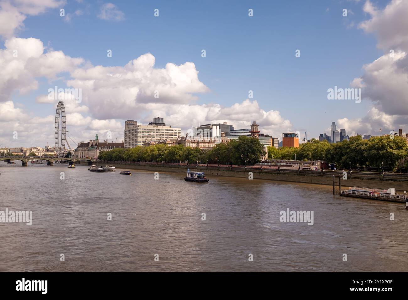 London, Großbritannien – 25. August 2024. Blick auf die Themse von der Lambeth Bridge aus Stockfoto