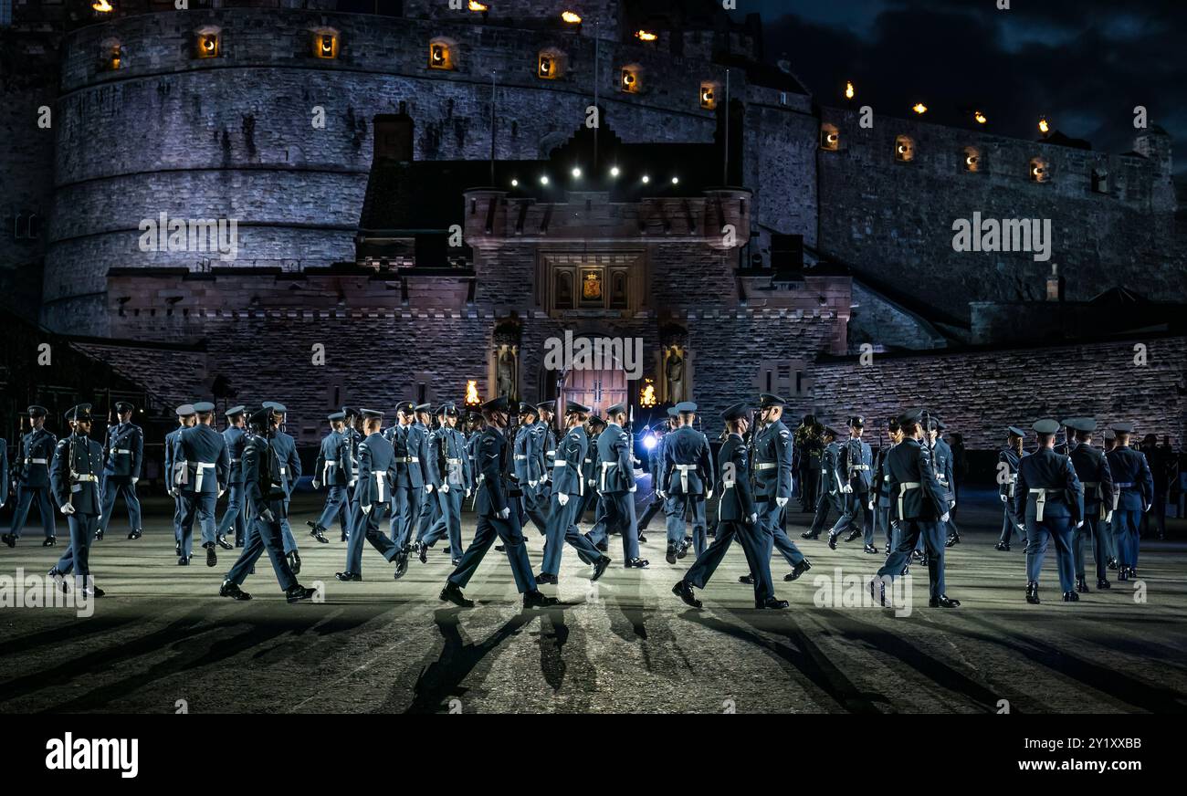 Die Kings Colour Squadron Royal Air Force Soldaten marschieren in der Ausstellung, Edinburgh Military Tattoo, Schottland, Großbritannien Stockfoto
