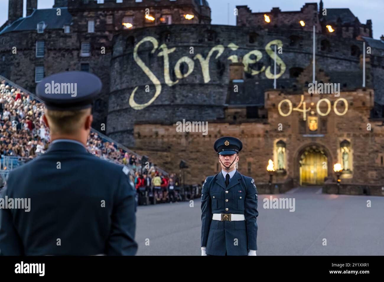 Soldaten, die zu Beginn der Edinburgh Military Tattoo, Edinburgh Castle, Schottland, Großbritannien 2023, zu sehen waren Stockfoto