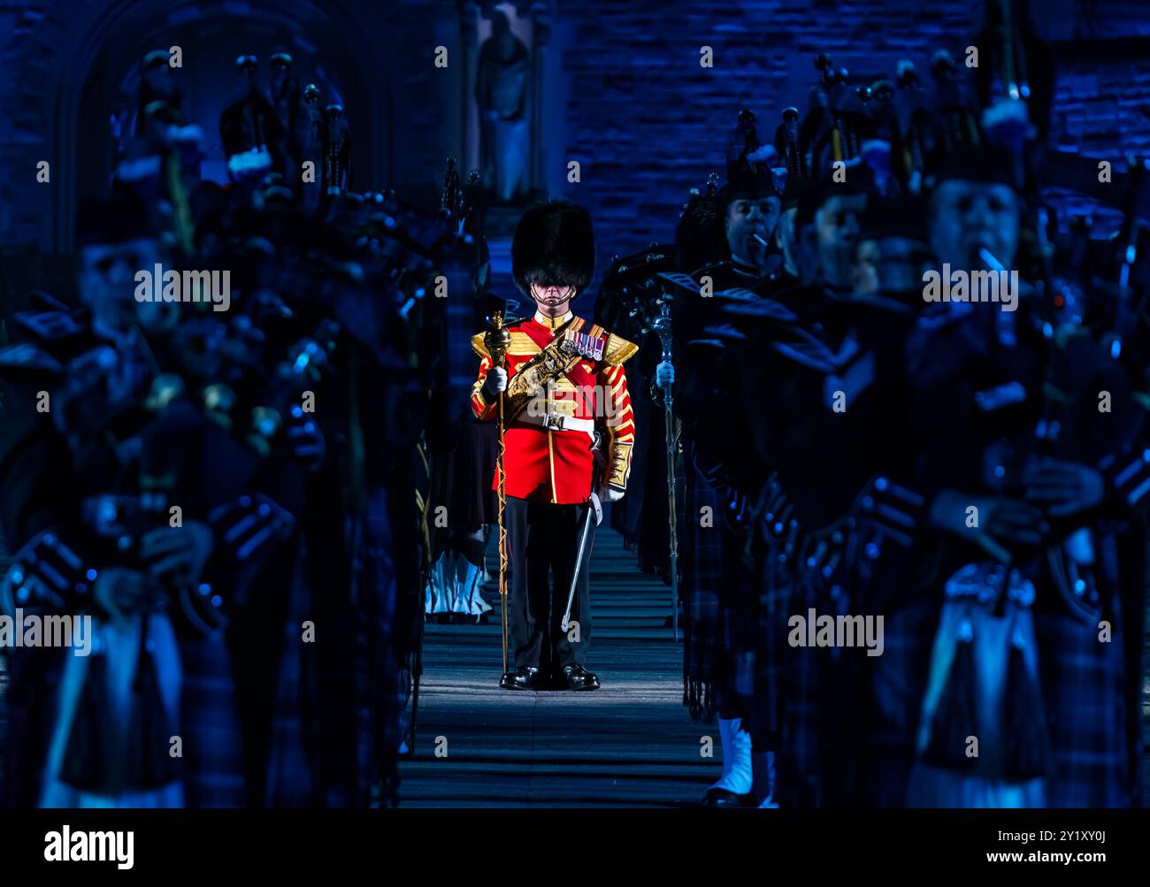 Soldaten, die Kilts tragen, spielen Dudelsack mit einem Soldaten, der einen Bärenfellhut trägt, bei der Edinburgh Military Tattoo Performance, Schottland, Großbritannien Stockfoto