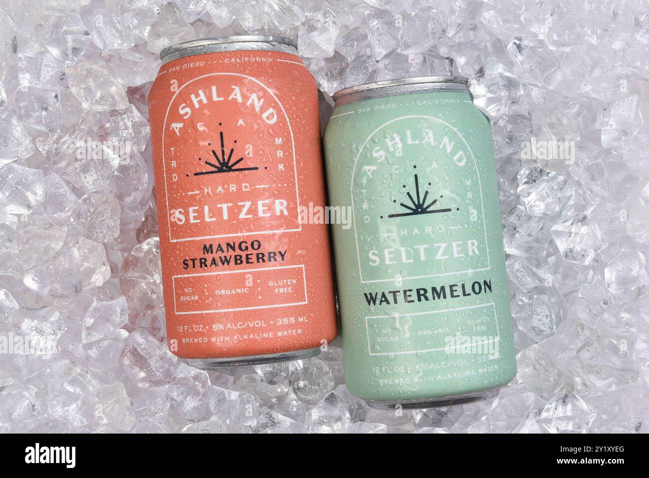 IRVINE, KALIFORNIEN - 6. SEPTEMBER 2024: Dosen von Ashland Hard Seltzer auf einem Bett aus Eis, Mango-Erdbeere und Wassermelone aromatisiert. Stockfoto