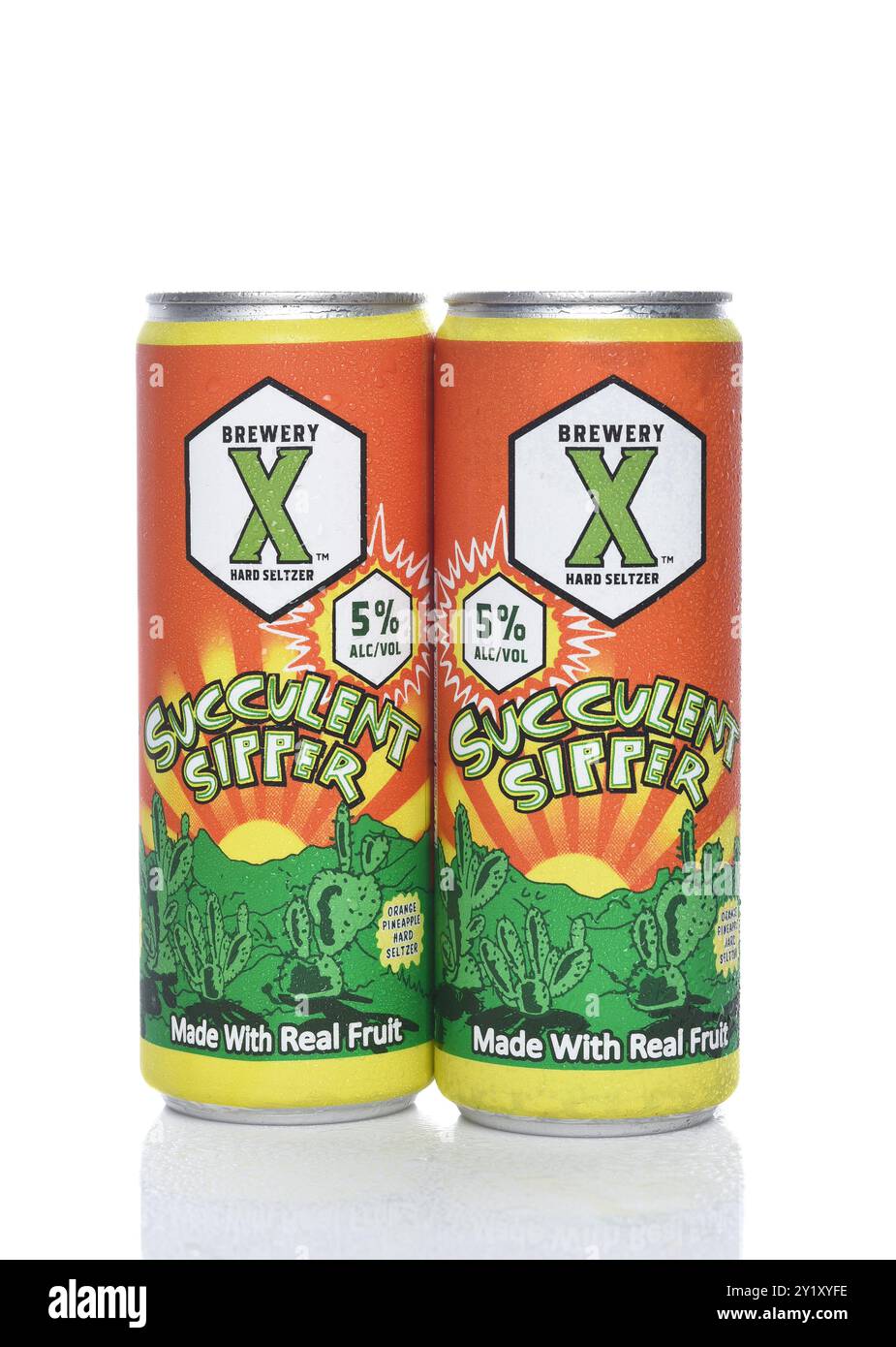 IRVINE, KALIFORNIEN - 6. SEPTEMBER 2024: Zwei Dosen Brewery X Succulent Sipper Hard Seltzer auf einem Eisbett. Stockfoto