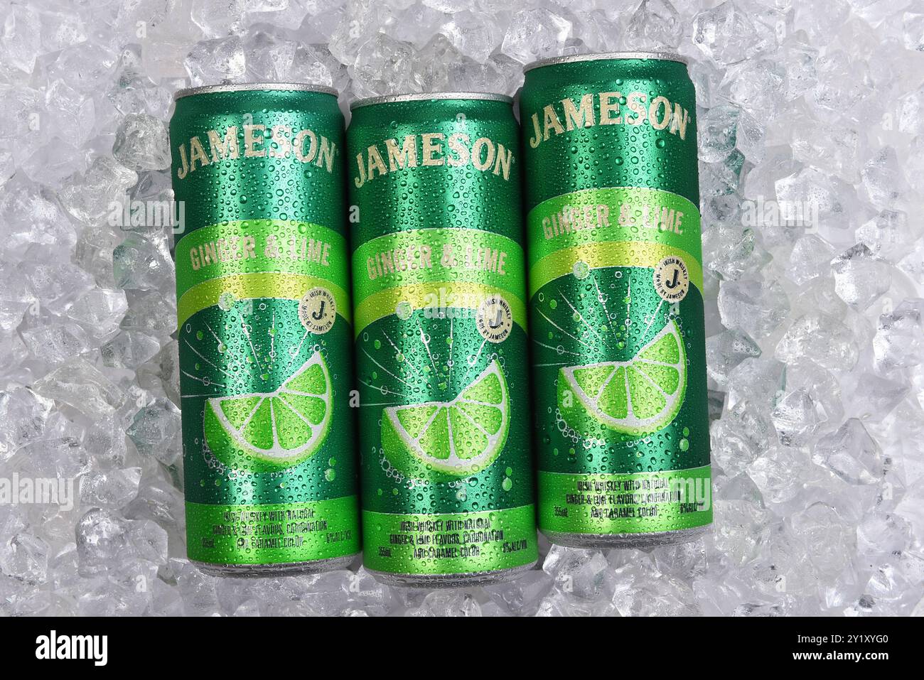 IRVINE, KALIFORNIEN - 6. SEPTEMBER 2024: 3 Dosen Jameson Ginger and Lime Cocktail mit dreifach destilliertem Whiskey auf einem Eisbett. Stockfoto