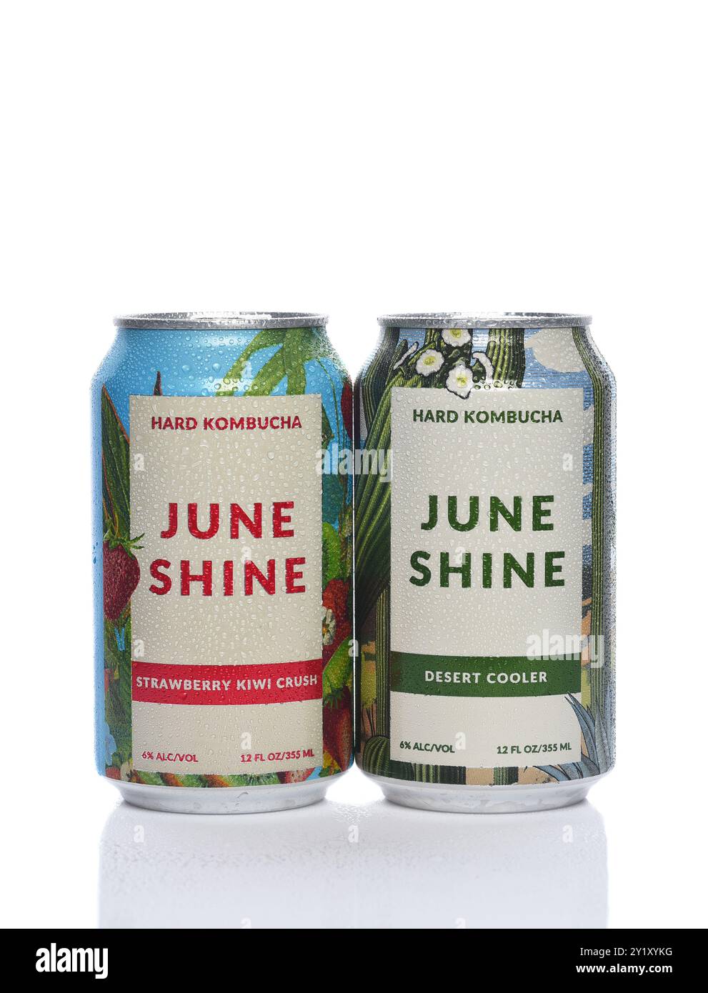 IRVINE, KALIFORNIEN - 6. SEPTEMBER 2024: Zwei Dosen June Shine Hard Kombucha, Strawberry Kiwi und Desert Cooler. Stockfoto