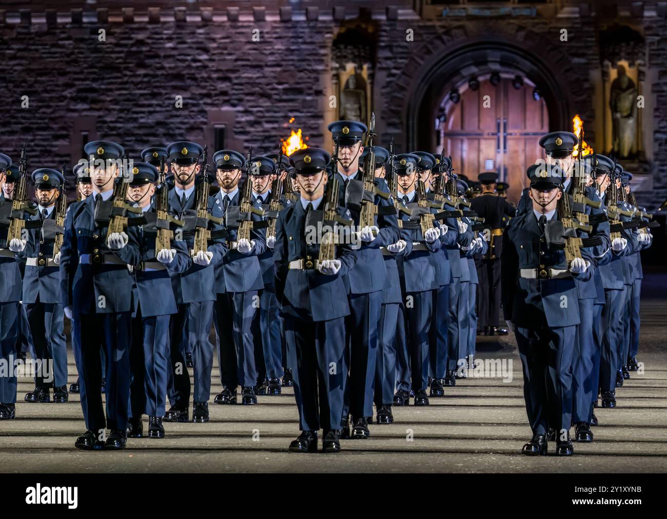 Kings Colour Squadron Royal Air Force marschiert bei Edinburgh Military Tattoo Performance, Schottland, Großbritannien Stockfoto