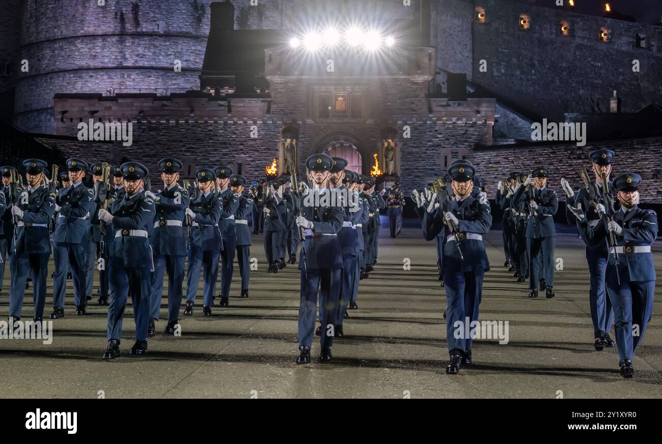 Kings Colour Squadron Royal Air Force marschiert bei Edinburgh Military Tattoo Performance, Schottland, Großbritannien Stockfoto