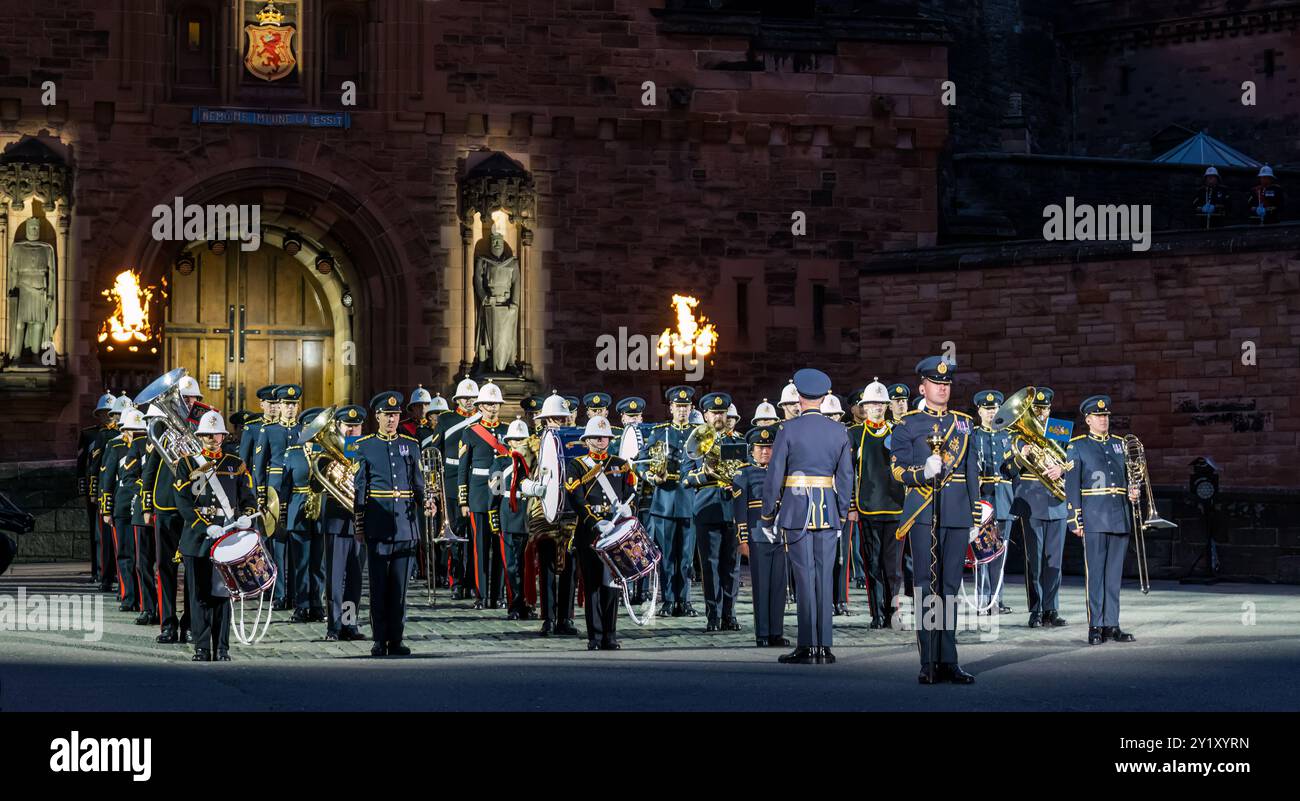 Kings Colour Squadron Royal Air Force marschiert bei Edinburgh Military Tattoo Performance, Schottland, Großbritannien Stockfoto