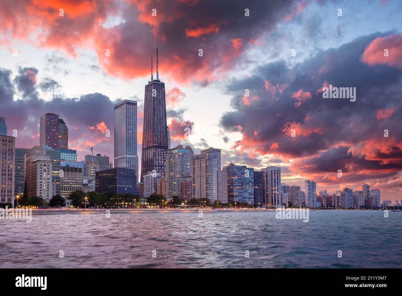 Chicago, Illinois, USA. Stadtbild der Skyline von Chicago bei dramatisch stürmischem Sonnenuntergang. Stockfoto