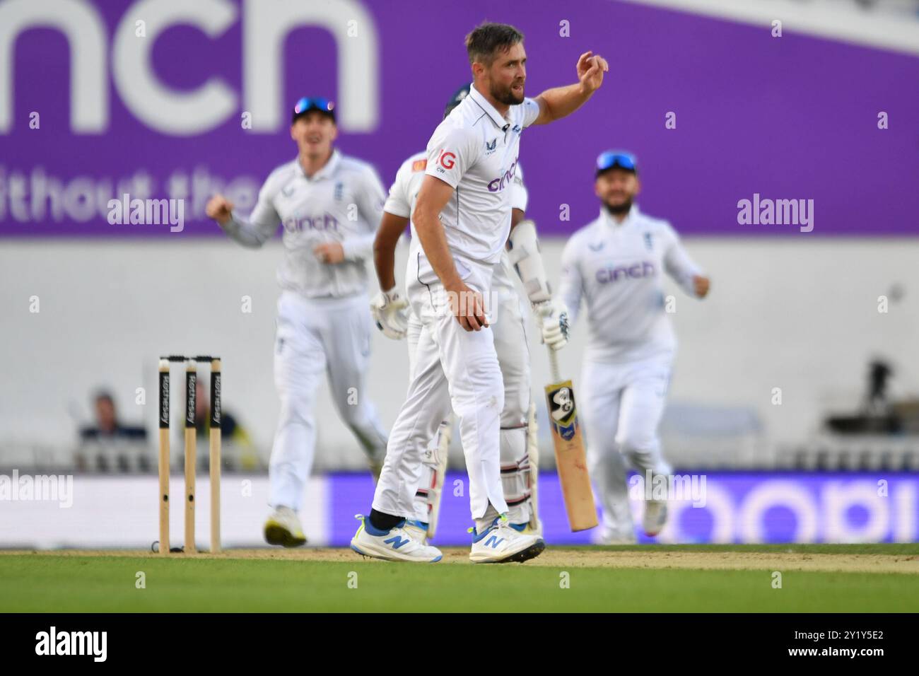 London, England. September 2024. Chris Woakes feiert die Teilnahme an Dimuth Karunaratne am dritten Tag des Rothesay Third Men’s Test zwischen England und Sri Lanka im Kia Oval in London. Kyle Andrews/Alamy Live News. Stockfoto