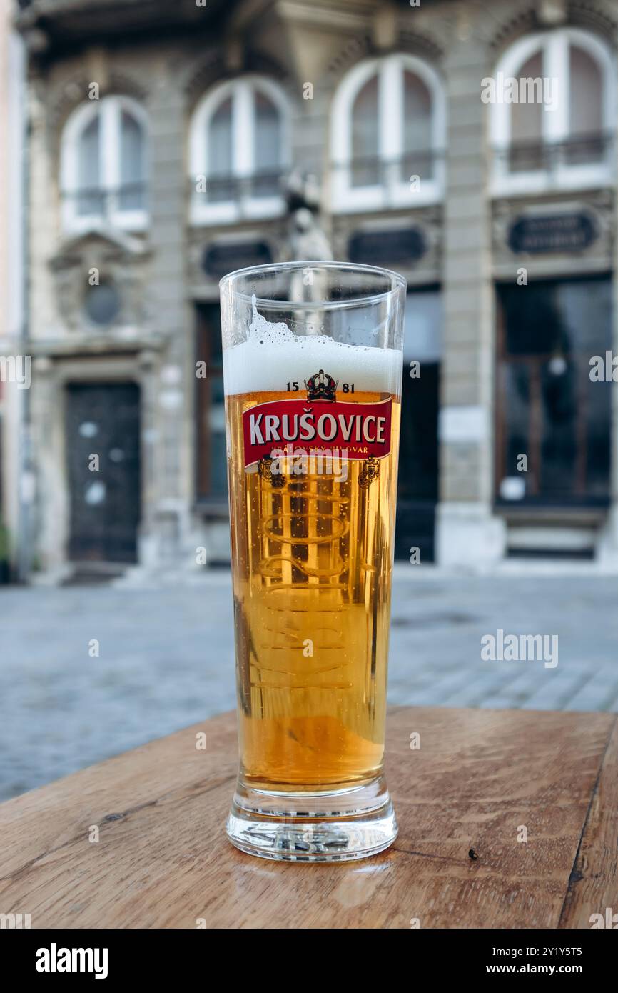 Bratislava, Slowakei - 7. August 2024: Ein Pint Krusovice-Bier im Zentrum von Bratislava Stockfoto