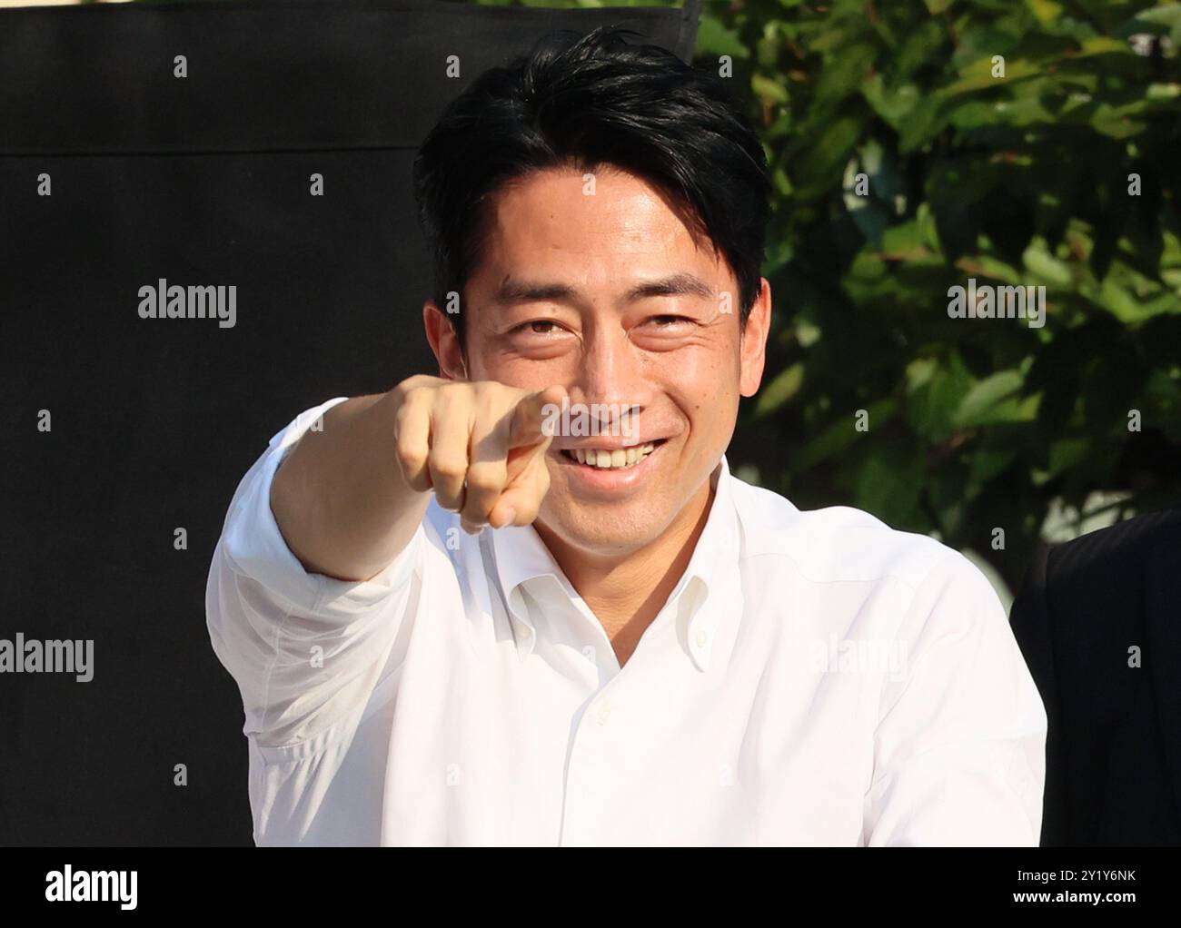 Yokohama, Japan. September 2024. Der ehemalige japanische Umweltminister Shinjiro Koizumi reagiert auf seine Unterstützer, als er am Sonntag, den 8. September 2024 eine Kampagne für die bevorstehenden Präsidentschaftswahlen der regierenden Liberal Democratic Party (LDP) in Yokohama, Tokio, eintraf. Der neue LDP-Präsident wird am 27. September gewählt, da Premierminister Fumio Kishida nicht zur Wahl kandidieren wird. (Foto: Yoshio Tsunoda/AFLO) Stockfoto
