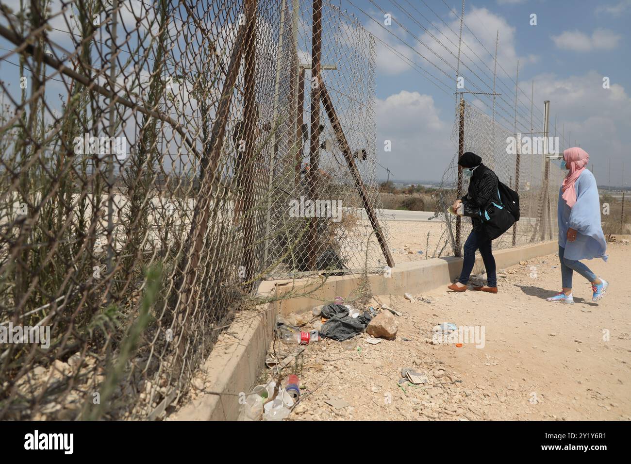 Westjordanland, Palästina. August 2020. Die Palästinenser durchbrachen eine Lücke im israelischen Sicherheitszaun in der Nähe des Westjordanland-Dorfes Far’un im Gouvernement Tulkarem. Die israelische Trennmauer wurde von Israel als Sicherheitsbarriere gerechtfertigt, aber sie wurde nicht nur entlang der Grünen Linie errichtet, die das Westjordanland von Israel trennt, während sie das Westjordanland für 85 % seiner Route durchschneidet. Das bedeutet, dass Israel über die Barriere mehr als 9 % des Westjordanlands annektiert, zahlreiche palästinensische Dörfer und Gemeinden geteilt und 25.000 Palästinenser isoliert hat. Die Barriere wird angenommen Stockfoto