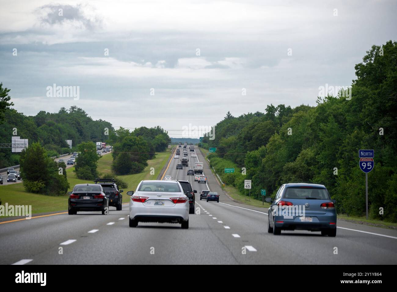 Straßenschilder an einem interstate Highway für Wegbeschreibungen und Pfeile nach Boston, New Haven und Springfield. Stockfoto