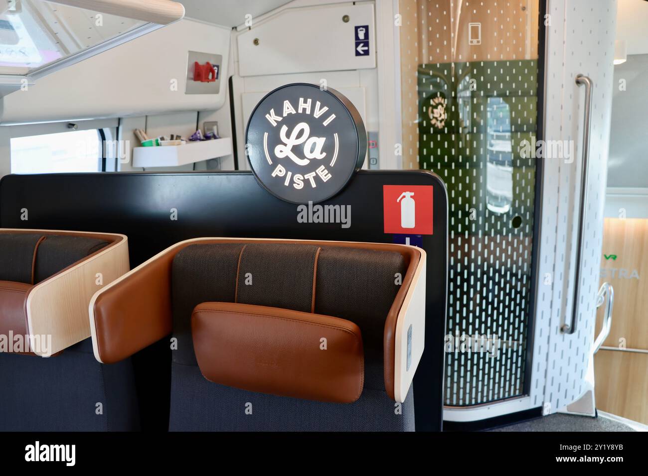 Kostenloser Kaffee in einer ruhigen Zone in der Extra Class (Business Class) in Fernzügen in Finnland. Und Telefonkabine, wenn Sie anrufen müssen. Stockfoto