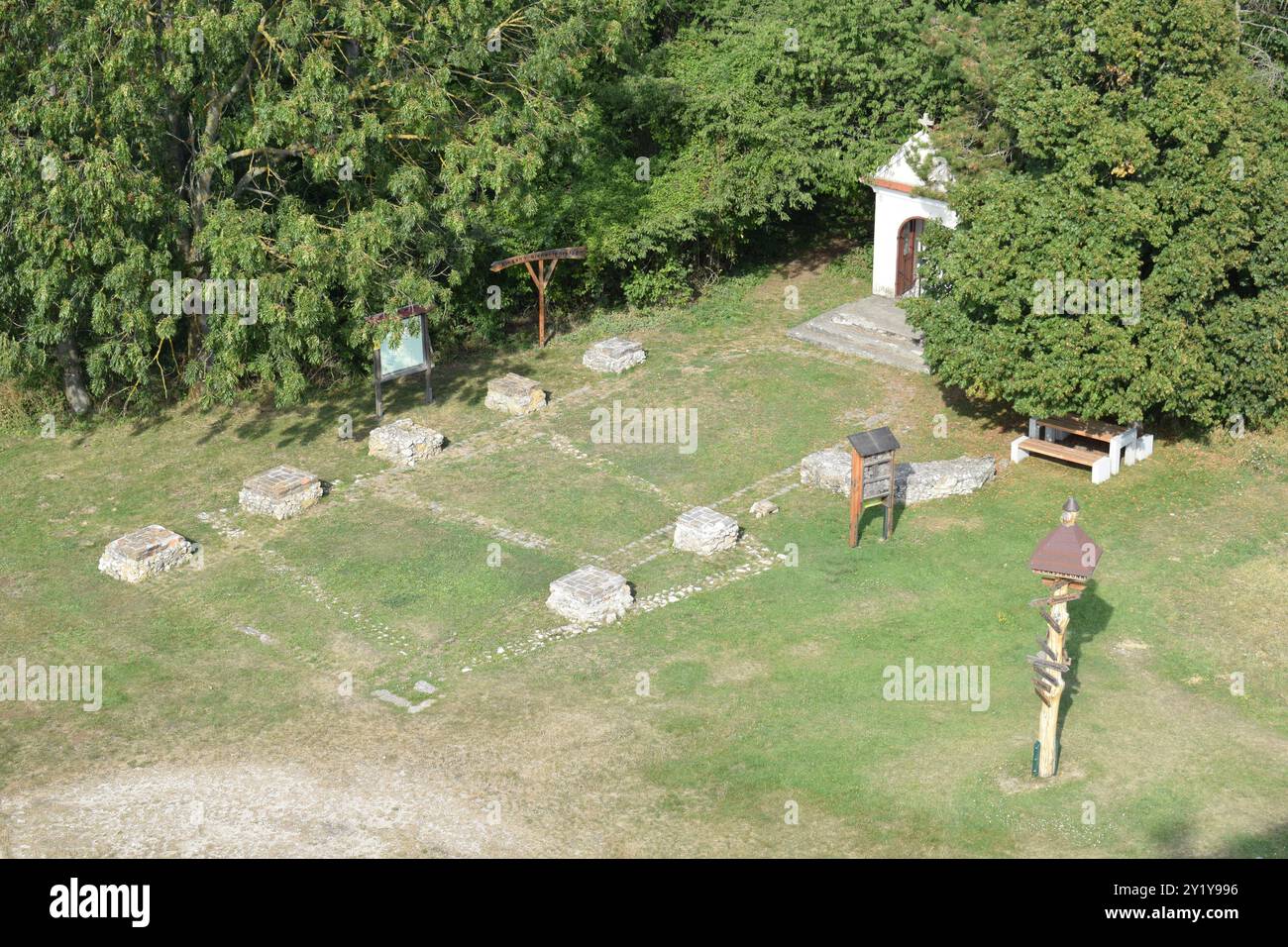 OBERLEIS, ÖSTERREICH - 1. SEPTEMBER 2024: Archäologisches Gebiet mit mittelalterlichen und römischen Ruinen am Oberleiser Berg im Naturpark Leiser Berge. Stockfoto