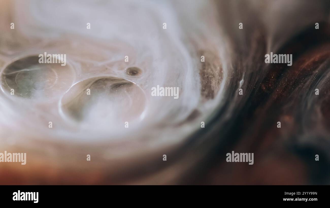 Chrom Glitzer. Lack verschüttet. Feuchte Öltinte. Defokussierte braune metallische Farbe Schimmer Gel fließende Schönheit Brillanz flüssiges Make-up Tropfen flüssiger abstrakter Kunsthintergrund. Stockfoto