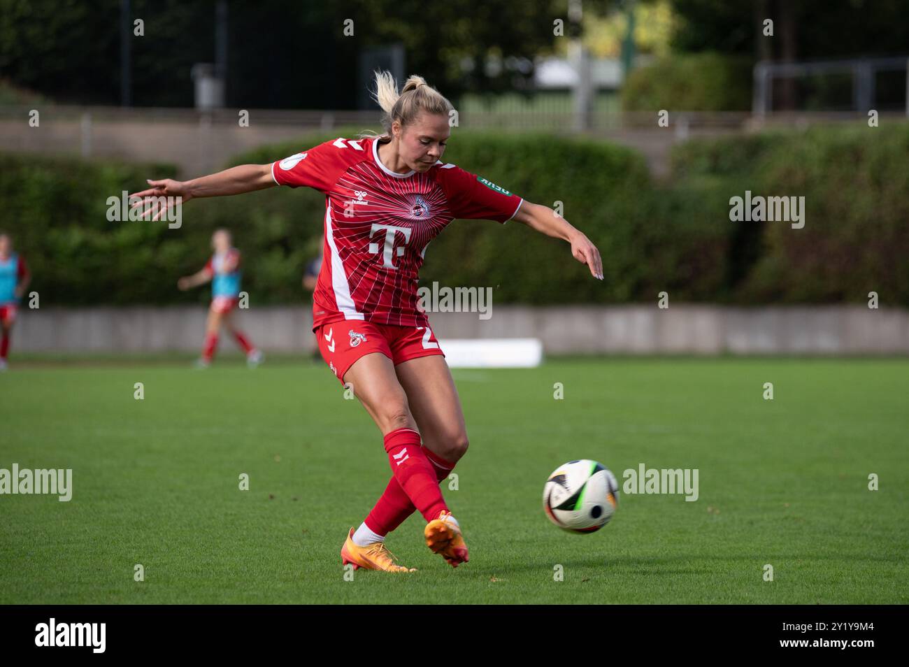 Janina Hechler (28 Köln) überquert den Ball während des DFB-Pokal-Spiels zwischen Borussia Mönchengladbach und 1. FC Köln im Grenzlandstadion in Mönchengladbach (Martin Pitsch/SPP) Credit: SPP Sport Pressefoto. /Alamy Live News Stockfoto