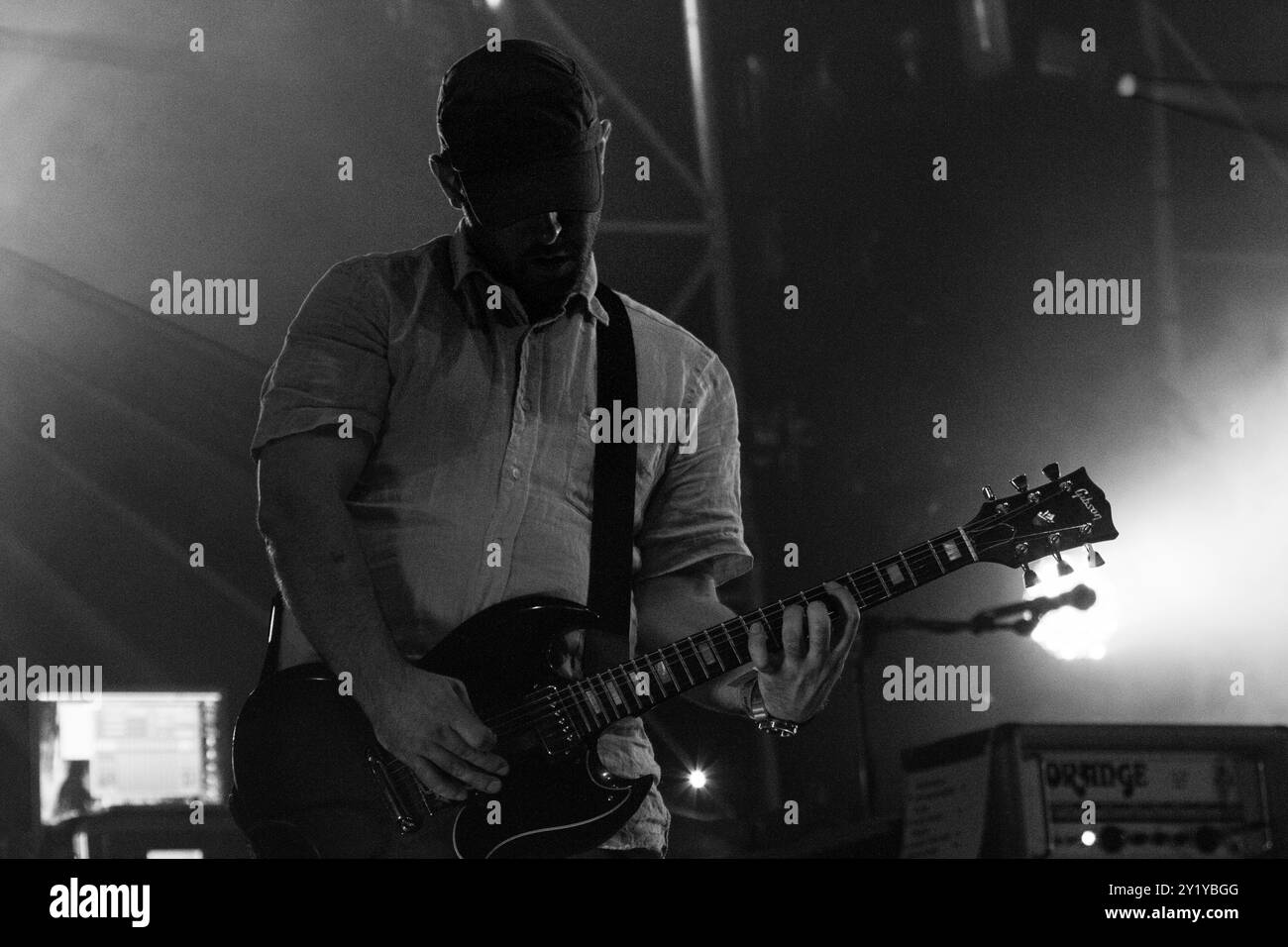 MOGWAI, KONZERT, GREEN MAN FESTIVAL 2012: John Cummings von der schottischen Band MOGWAI Headline live on the Mountain Stage beim Green man Festival 2012 im Glanusk Park, Brecon, Wales, August 2012. Foto: Rob Watkins. INFO: Mogwai ist eine schottische Post-Rock-Band, die für ihre ausgedehnten, instrumentalen Soundscapes bekannt ist. Ihre Musik verbindet ruhige, atmosphärische Momente mit intensiven, gitarrengetriebenen Crescendos und schafft ein emotionales, filmisches Erlebnis, das oft Themen wie Melancholie, Euphorie und Spannung erforscht, ohne sich auf Texte zu verlassen. Stockfoto