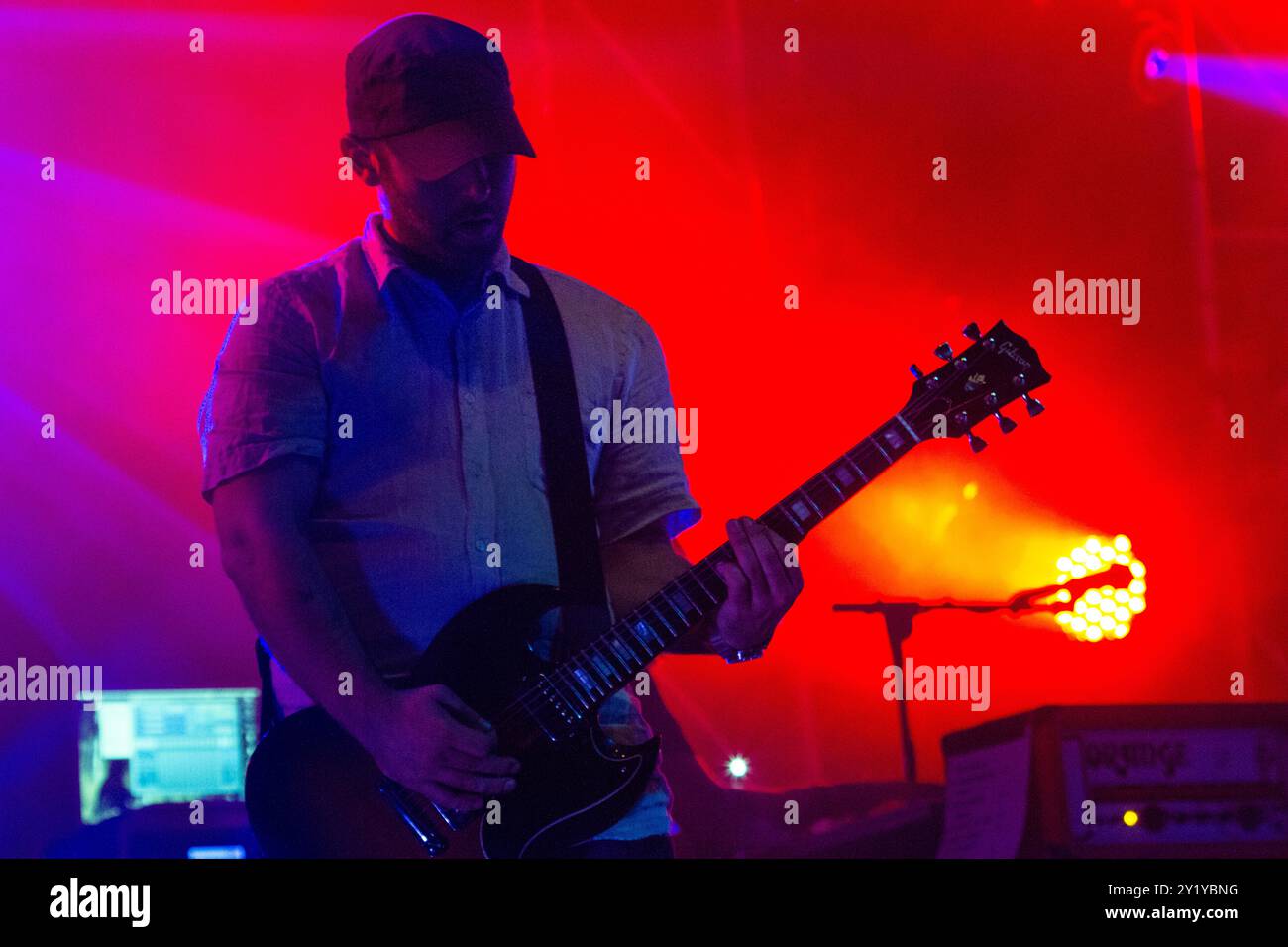 MOGWAI, KONZERT, GREEN MAN FESTIVAL 2012: John Cummings von der schottischen Band MOGWAI Headline live on the Mountain Stage beim Green man Festival 2012 im Glanusk Park, Brecon, Wales, August 2012. Foto: Rob Watkins. INFO: Mogwai ist eine schottische Post-Rock-Band, die für ihre ausgedehnten, instrumentalen Soundscapes bekannt ist. Ihre Musik verbindet ruhige, atmosphärische Momente mit intensiven, gitarrengetriebenen Crescendos und schafft ein emotionales, filmisches Erlebnis, das oft Themen wie Melancholie, Euphorie und Spannung erforscht, ohne sich auf Texte zu verlassen. Stockfoto
