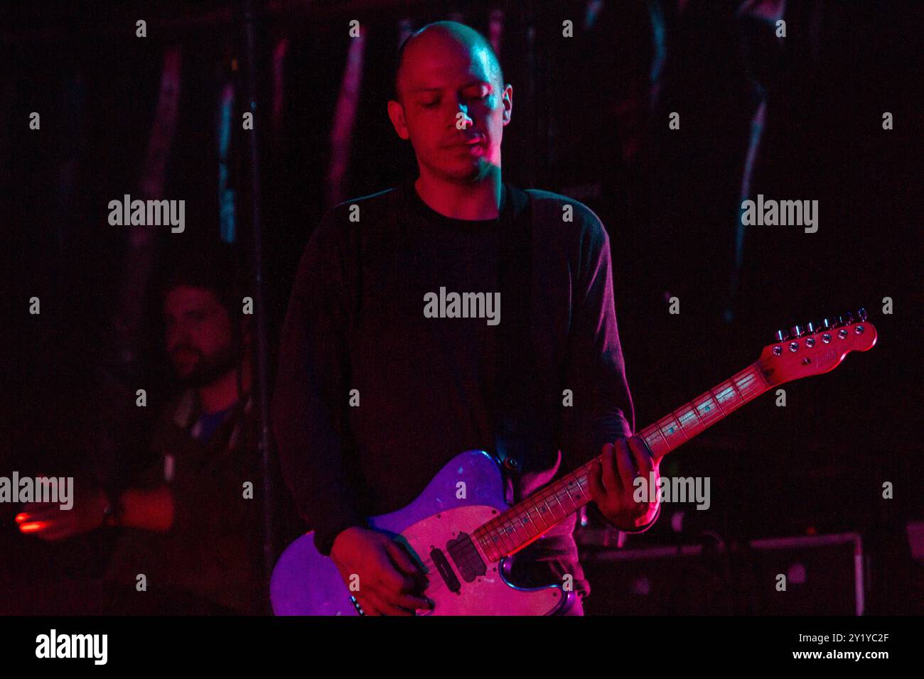 MOGWAI, KONZERT, GREEN MAN FESTIVAL 2012: Stuart Braithwaite von der schottischen Band MOGWAI Headline live on the Mountain Stage beim Green man Festival 2012 im Glanusk Park, Brecon, Wales, August 2012. Foto: Rob Watkins. INFO: Mogwai ist eine schottische Post-Rock-Band, die für ihre ausgedehnten, instrumentalen Soundscapes bekannt ist. Ihre Musik verbindet ruhige, atmosphärische Momente mit intensiven, gitarrengetriebenen Crescendos und schafft ein emotionales, filmisches Erlebnis, das oft Themen wie Melancholie, Euphorie und Spannung erforscht, ohne sich auf Texte zu verlassen. Stockfoto