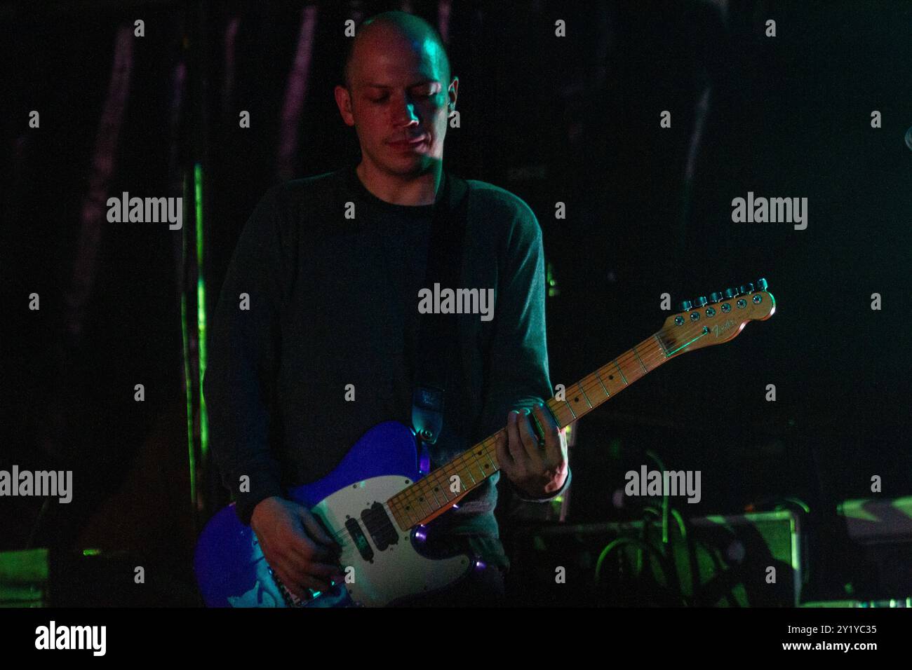 MOGWAI, KONZERT, GREEN MAN FESTIVAL 2012: Stuart Braithwaite von der schottischen Band MOGWAI Headline live on the Mountain Stage beim Green man Festival 2012 im Glanusk Park, Brecon, Wales, August 2012. Foto: Rob Watkins. INFO: Mogwai ist eine schottische Post-Rock-Band, die für ihre ausgedehnten, instrumentalen Soundscapes bekannt ist. Ihre Musik verbindet ruhige, atmosphärische Momente mit intensiven, gitarrengetriebenen Crescendos und schafft ein emotionales, filmisches Erlebnis, das oft Themen wie Melancholie, Euphorie und Spannung erforscht, ohne sich auf Texte zu verlassen. Stockfoto